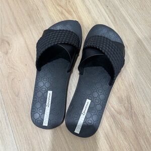 Havaianas Black Slide Sandals with Textured Straps